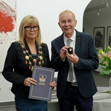 Verleihung des Ehrenrings an Michael Kempchen / Oberbürgermeisterin würdigt Engagement für Magdeburg