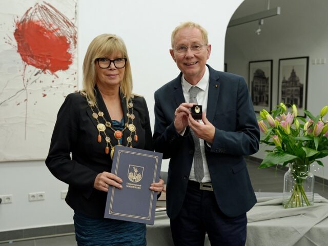 Verleihung des Ehrenrings an Michael Kempchen / Oberbürgermeisterin würdigt Engagement für Magdeburg