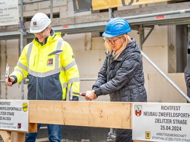 Richtfest für Multifunktionshalle in Neue Neustadt: Nutzung durch Schulen und Vereine ab 2025 möglich / Meilenstein für den Sporthallenbau an der Zielitzer Straße
