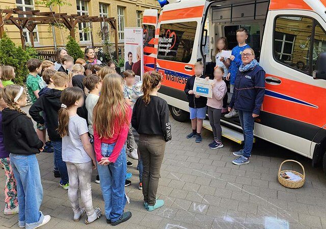 Soziales Engagement: Magdeburger Grundschüler spenden für Herzenswunsch-Krankenwagen