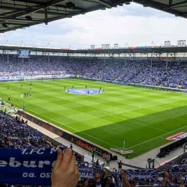2. Bundesliga in der ausverkauften MDCC-Arena: 1. FC Magdeburg gegen Hamburger SV