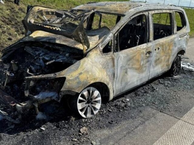 Auto brennt auf A14 komplett aus