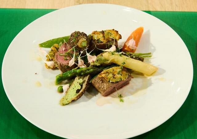 Die Küchenschlacht: Lammrücken mit Estragon-Kerbel-Kruste vom 26. April 2024