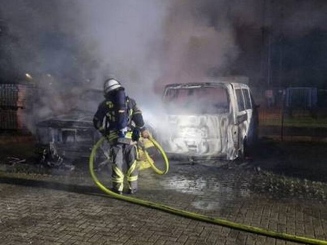 Feuerwehr im Einsatz: Fahrzeuge brennen in Barleben