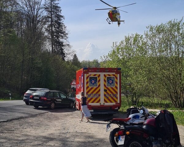 Rettungshubschrauber im Einsatz: 17-Jähriger Kradfahrer bei Unfall schwer verletzt