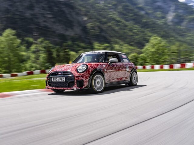 Renneinsatz vor Weltpremiere: Der neue MINI John Cooper Works debütiert beim 24-Stunden-Rennen auf dem Nürburgring