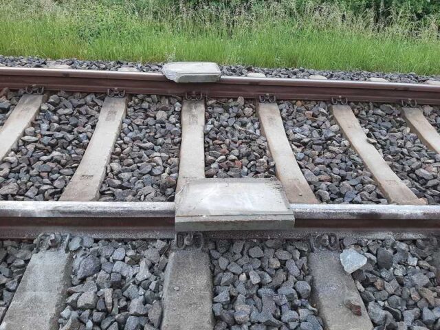 Zeugenaufruf der Bundespolizei: Unbekannte legen gleich zweimal Betonplatten in die Gleise