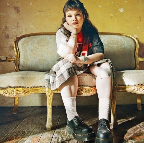 LOLA YOUNG präsentiert ihre neue Single “Messy”