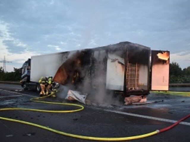 Feuerwehr auf A2 im Einsatz: LKW-Auflieger mit 21 Tonnen Eiern gerät in Brand