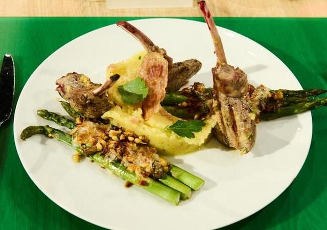Die Küchenschlacht: Gegrillte Lammkoteletts mit gratiniertem Spargel vom 03. Mai 2024