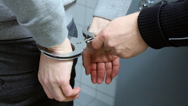 Alexander-Puschkin-Straße: Polizeibeamter bei Vollstreckung eines Haftbefehls verletzt