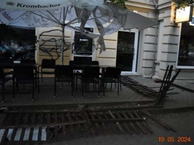 Winkelmannstraße: Unbekannte zerlegen Außenbereich einer Gastronomie