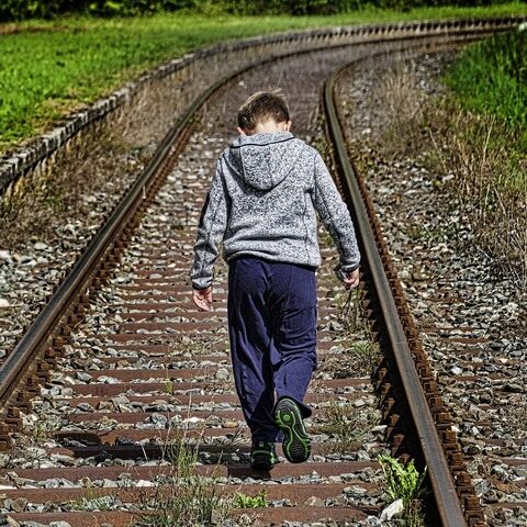 Lebensgefahr: Kind legt Eier auf die Gleise