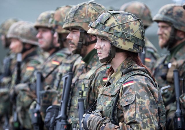 Presseclub ab 12:00 Uhr im Livestream: Bedrohte Sicherheit: Kommt die Wehrpflicht für Alle?