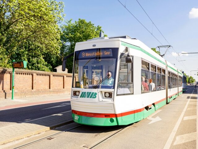 Einige Leute kommen in der Straßenbahnlinie 9 nicht klar: Männer sprühen mit Feuerlöscher – andere ziehen Notbremse