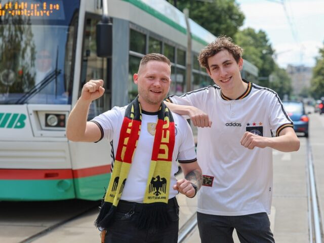 MVB-Fahrerinnen und -Fahrer tragen Trikots der Nationalmannschaften während der Europameisterschaft