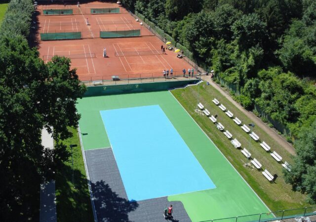 Sportstättenförderung: Sportministerin weiht neuen Tennis-Ganzjahresplatz ein