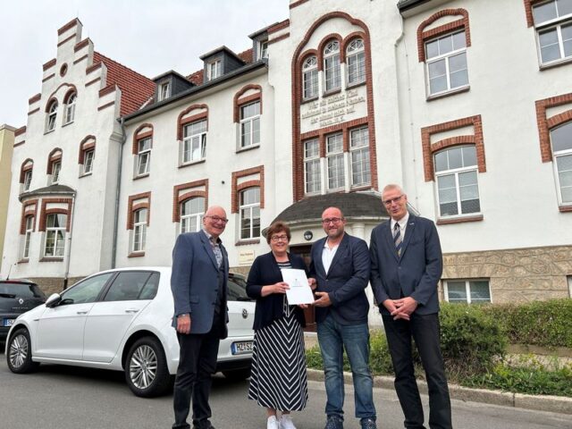 Sanierung von Wohnheim und Aufbau einer Wlan-Infrastruktur: Ministerin Grimm-Benne überreicht zwei Zuwendungsbescheide