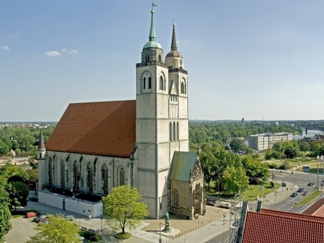 Magdeburg neu entdeckt: Neue Panorama-Tafeln auf dem Südturm der Johanniskirche eingeweiht