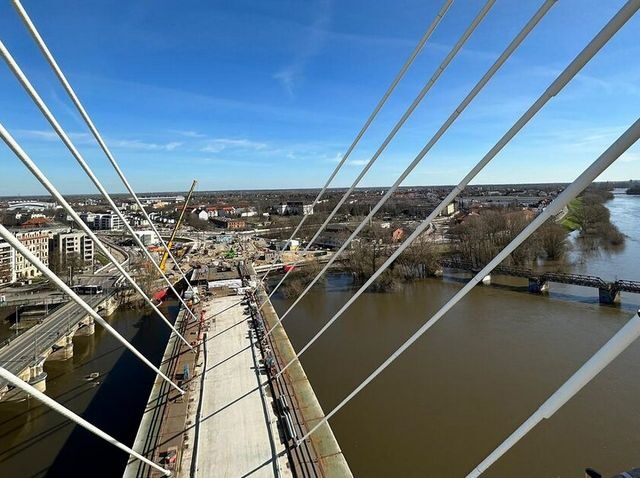 Neue Strombrücke ab 1. Juli für Kfz-Verkehr gesperrt /  Provisorischer Rad- und Fußweg in der Mitte des Bauwerks