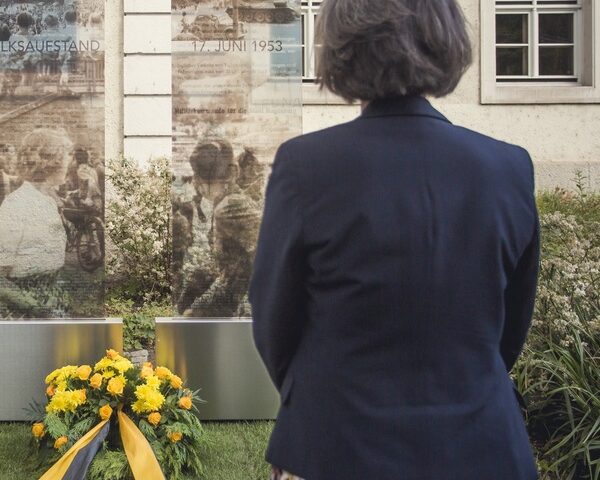 Gedenken an den Volksaufstand vom 17. Juni 1953: Innenministerin legt Gesteck an Gedenkstehlen des Ministeriums nieder