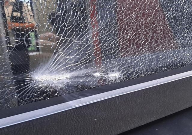 Zeugenaufruf der Bundespolizei: Wurfgeschoss beschädigt Regionalbahn