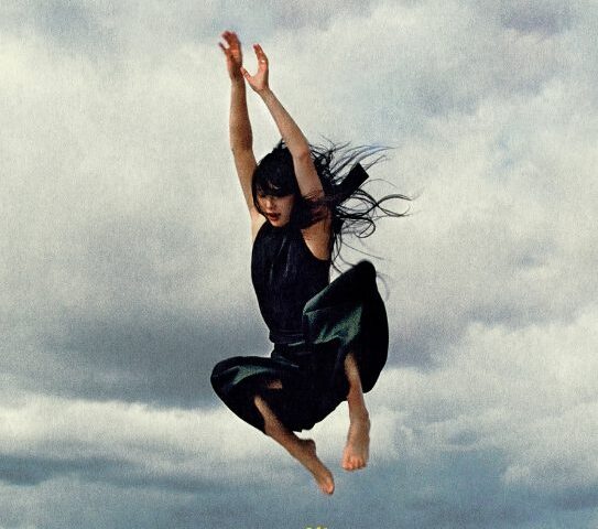 Sarah Kinsley kündigt ihre neue Single “Last Time We Never Meet Again” für den 20. Juni an