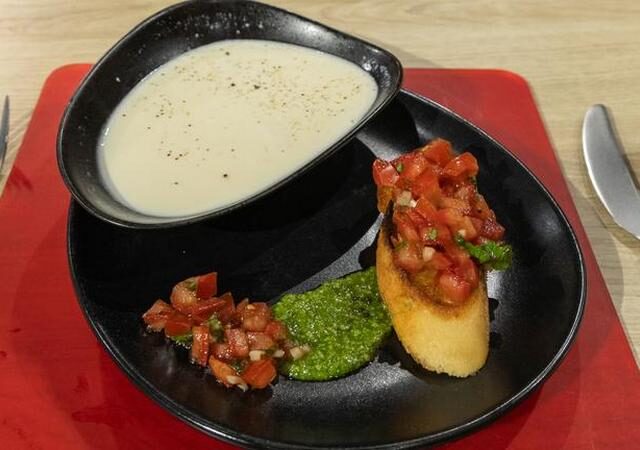 Die Küchenschlacht: Weiße Tomatensuppe vs. Stangenbrot / Tagesmotto vom 18. Juni 2024: Vorspeise