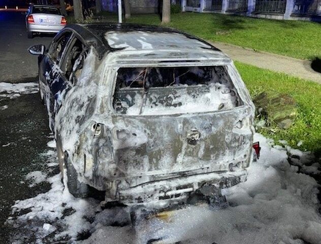 Feuerwehr im Einsatz: Pkw in Vollbrand