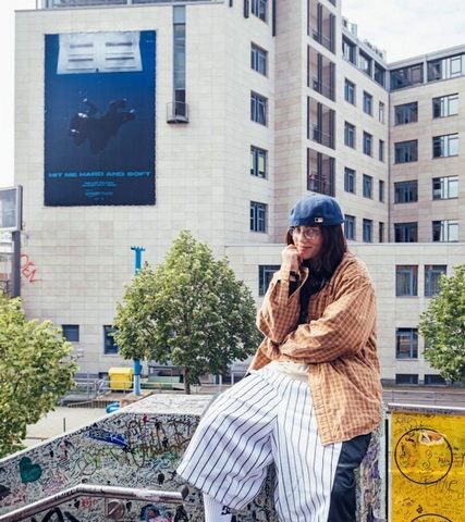 Billie Eilish 💖 Berlin! Besuch mit Fan-Event & Foto-Neuauflage an „ihrer“ Berliner Treppe