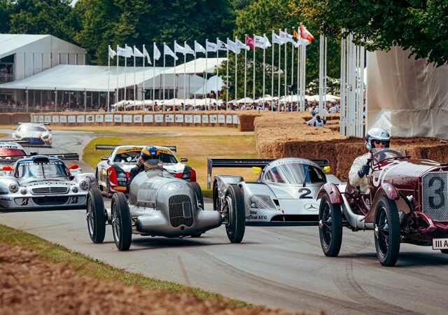 Mercedes-Benz begeistert mit historischer Parade auf der Bergrennstrecke beim Goodwood Festival of Speed ​​2024