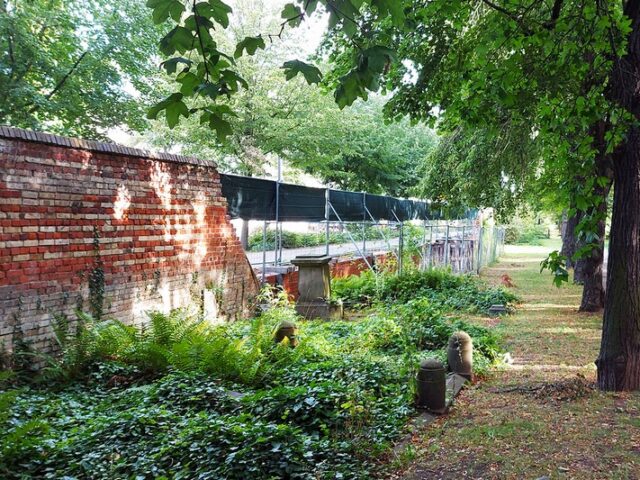 Mauerabschnitt am Südfriedhof wird teilsaniert / Baubeginn in der Leipziger Straße