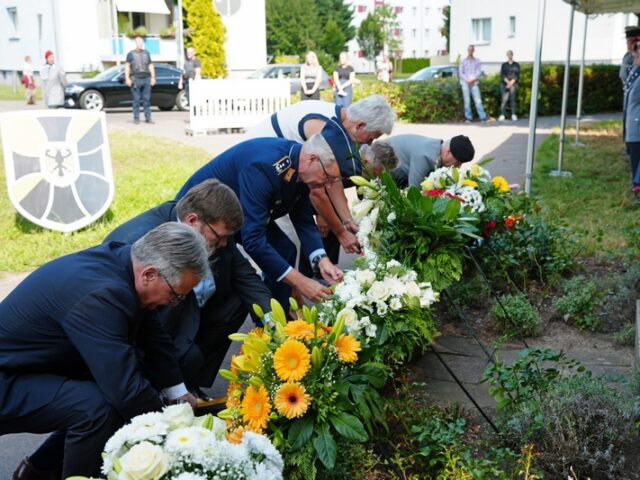 Widerstand im Nationalsozialismus: Magdeburger Gedenkfeier mit Blumen und Reden