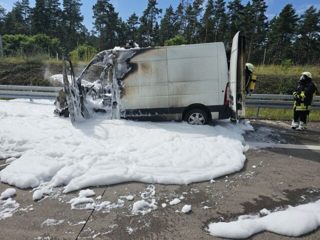 Feuerwehr im Einsatz: Transporter brennt auf A14