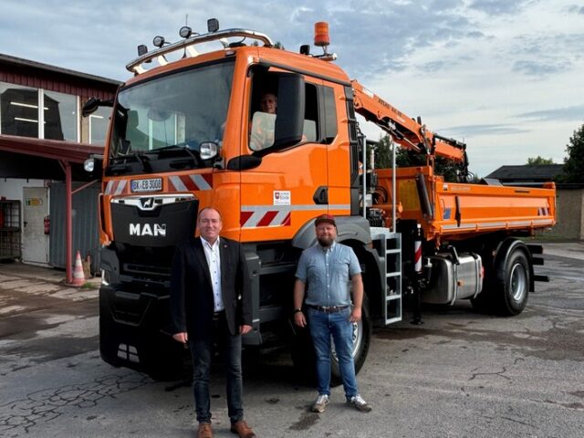 Kreisstraßenmeisterei nimmt neues Fahrzeug in Empfang
