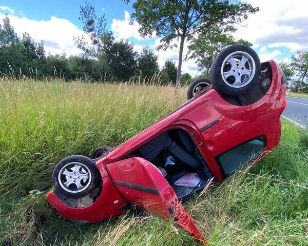 Verkehrsunfall L85: Autofahrer kommt von Fahrbahn ab