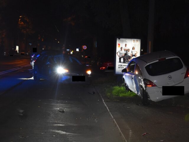 Alt Fermersleben: Autofahrerin kracht in parkende Fahrzeuge