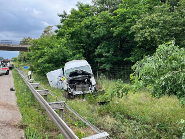 Transporter überschlägt sich: Zwei Schwerverletzte bei Verkehrsunfall auf A2