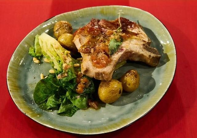 Die Küchenschlacht: Gefülltes Kotelett mit Röstkartoffeln vom 26. Juli 2024