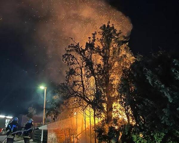 Feuerwehr im Einsatz: Gartenschuppen brennt in Niederndodeleben