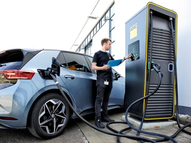 ADAC ermittelt Urlaubs-Reichweiten von E-Autos / Spitzenreiter schafft mit 20-minütigem Nachladen über 931 Kilometer / 13 E-Autos sind „voll langstreckentauglich“