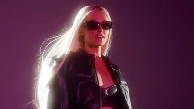 Paris Hilton mit ihrer neuen Single „I’m Free“ Feat. Rina Sawayama