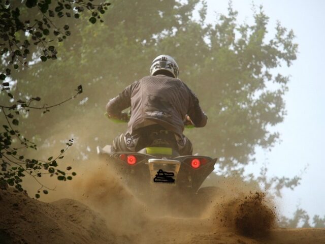 Polizeikontrolle Klein Oschersleben: Quadfahrer unter Drogen, ohne Führerschein, flüchtet und leistet anschließend Widerstand