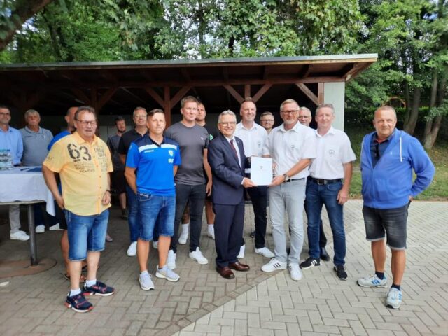 Förderung Sportstättenbau: Staatssekretär übergibt Fördermittelbescheid in Harbke