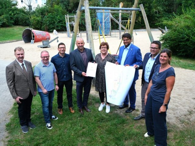 Ministerin Grimm-Benne beim ersten Spatenstich: Land fördert Neugestaltung eines Spielplatzes in Stadtfeld Ost mit 299.743 Euro