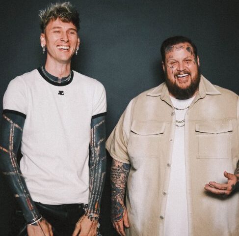 mgk & Jelly Roll performen “Lonely Road” zum ersten Mal live im ausverkauften Allegiant Stadium in Las Vegas