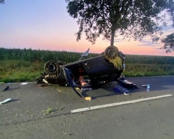 Autofahrerin kommt von Fahrbahn ab