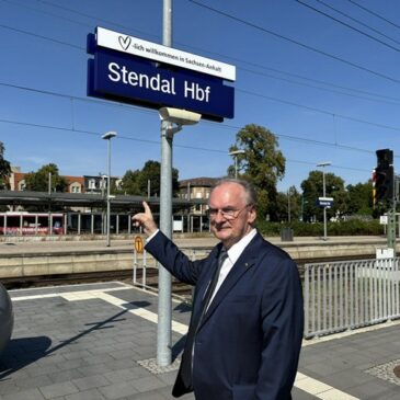 Ministerpräsident Haseloff weiht Willkommensschild in Stendal ein