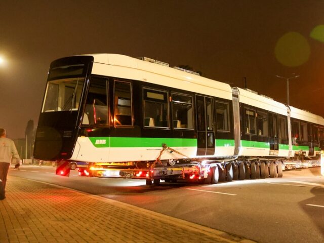 Erste Flexity-Straßenbahn in Magdeburg eingetroffen