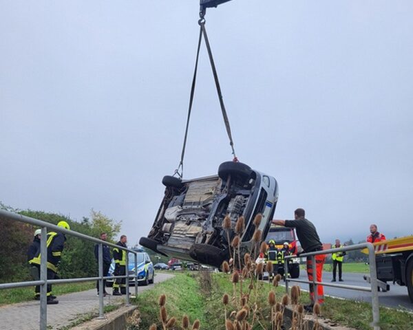 L85: Autofahrer kommt von Fahrbahn ab und landet im Straßengraben